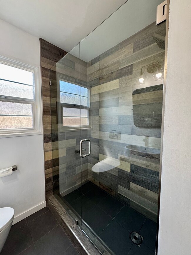 Building Photo - Charming Home Available Now!