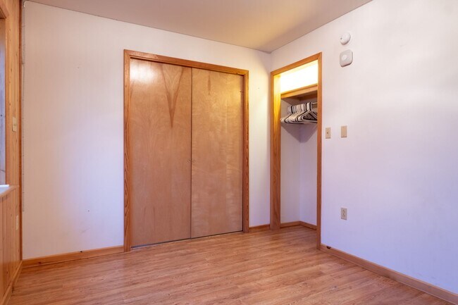 Building Photo - 3BR/3BA Home on 1.9 Acres – Garage & Pet F...