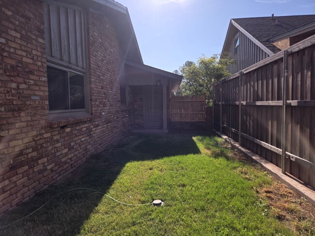 Building Photo - Spacious 3/2/2 - Newly remodeled Kitchen a...