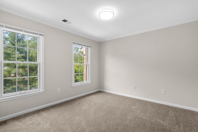 Building Photo - 3 Bed 2 Full Bath/2 Half Bath - Rockville Townhouse - Move In Ready