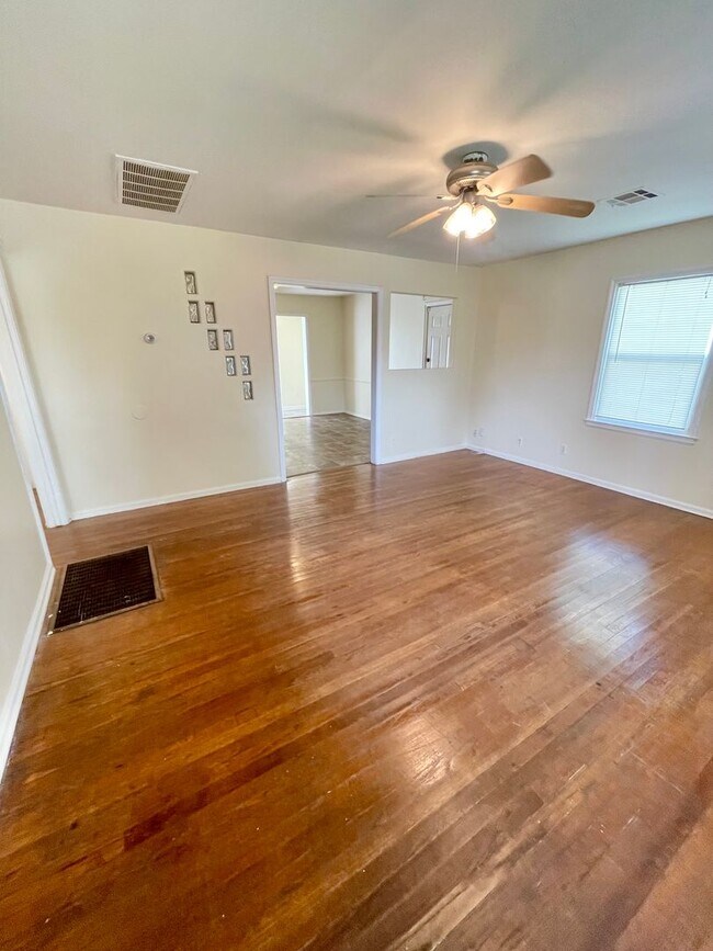 Building Photo - Charming Hideaway: 2BR Cozy House