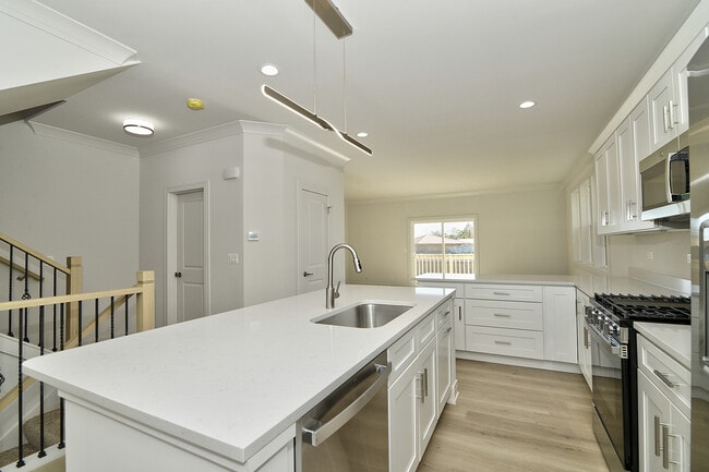 Building Photo - 214 N Walnut St