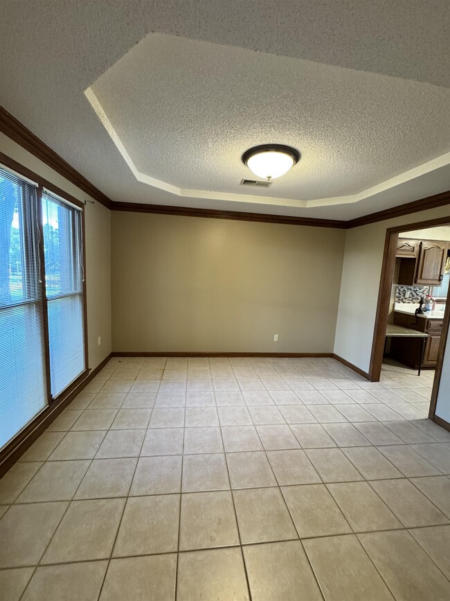 Building Photo - 2025 Mt Badon Ln