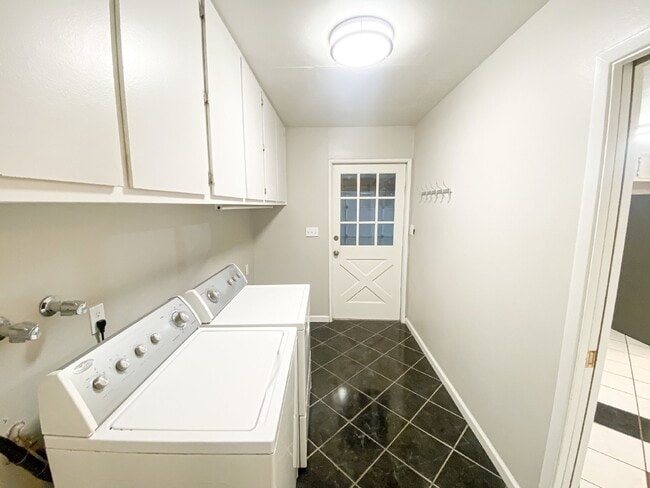 Building Photo - 1519 E Laguna Dr