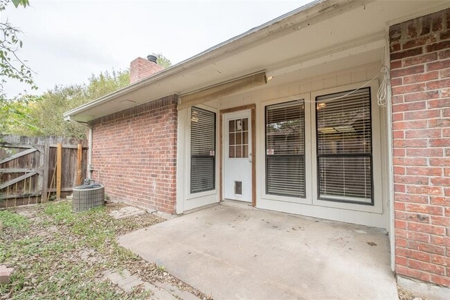 Building Photo - 16025 Stoneham Cir