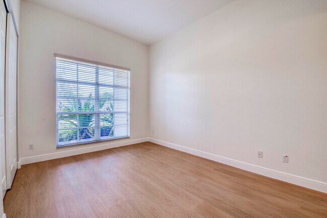 Building Photo - 172 Manor Cir