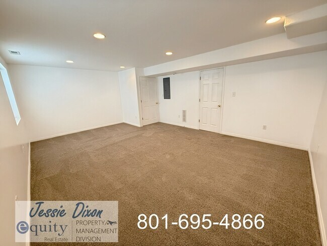 Building Photo - 108 W Oaks Dr