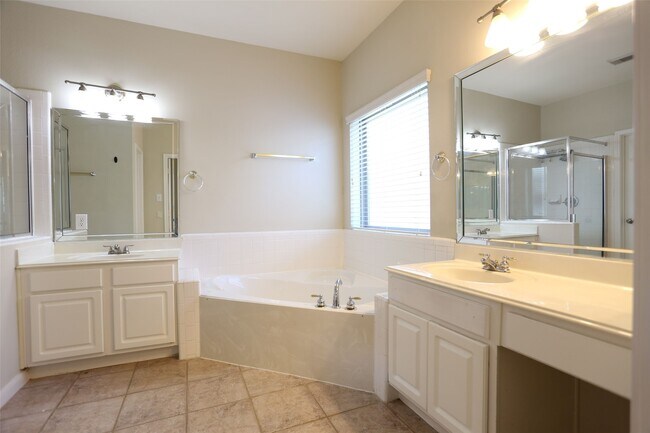 Building Photo - 3327 Summerwood Ln