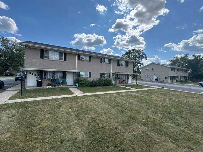 Primary Photo - Pine Manor Apartments