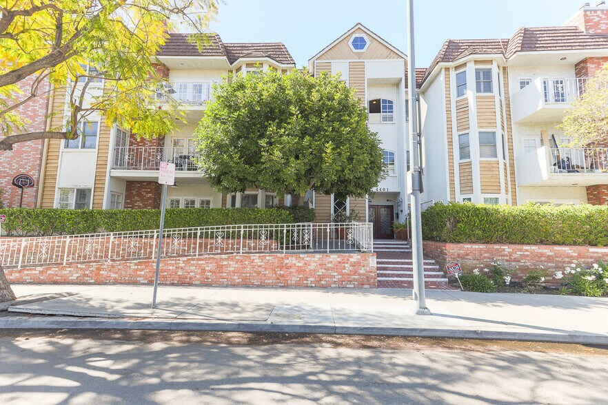 Building Photo - 4401 Moorpark Way