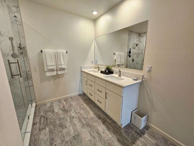 Building Photo - Relax in Rockledge