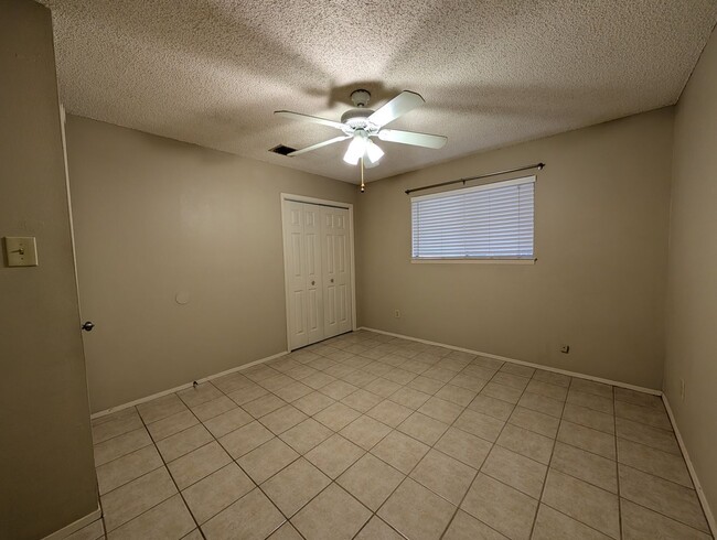 Building Photo - Location!! 1 Mile to Landa Park / Close to...