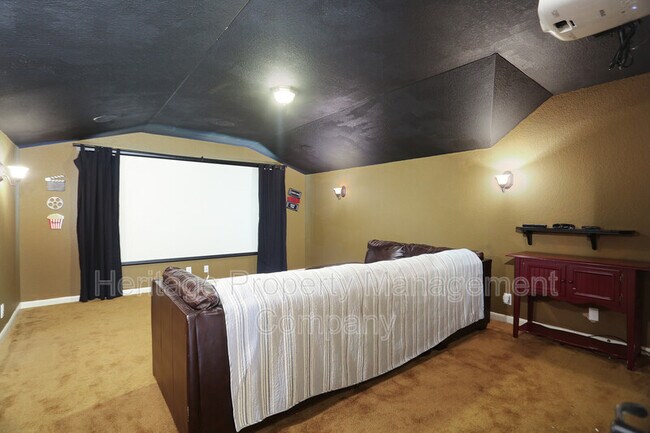 Building Photo - 611 Oxalis