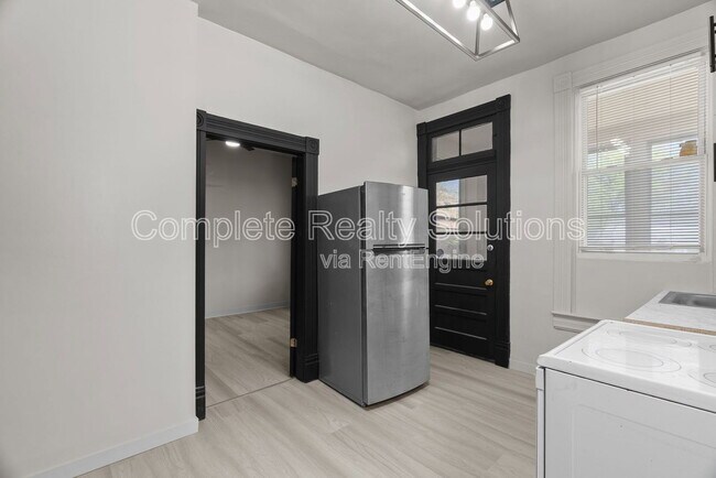 Building Photo - 4038 California Ave