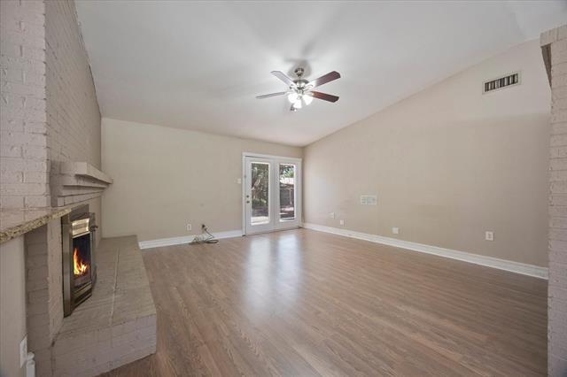 Building Photo - 2413 Village Green Dr