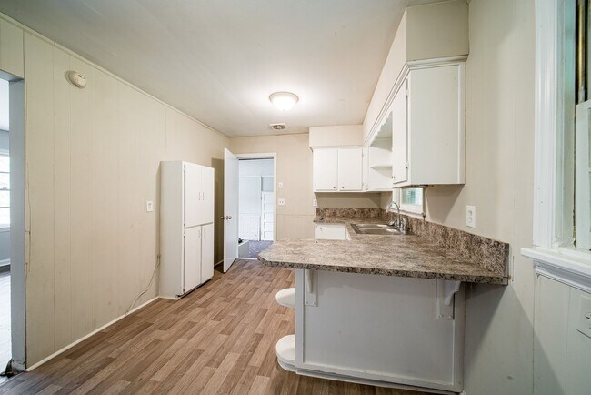 Building Photo - Half Off 1st Month's Rent!!