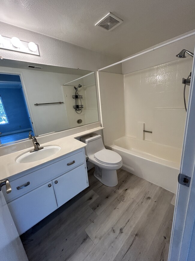 Guest bath with updated fixtures - 3 Vista Barranca