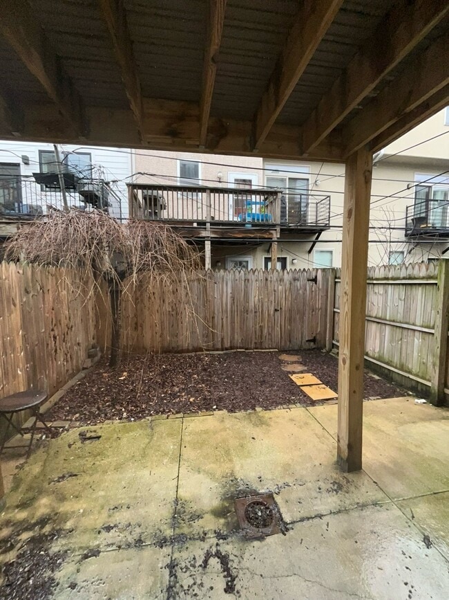 Building Photo - 2123 Christian St