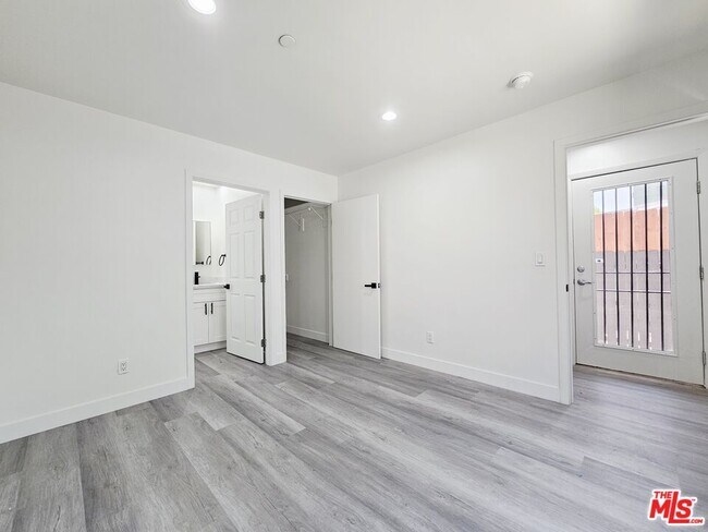 Building Photo - 4112 1/2 Normandie Ave