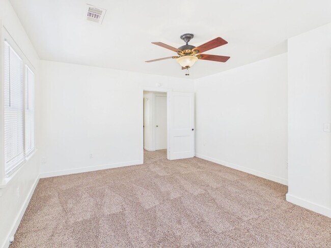 Building Photo - Adorable 3 Bedroom Home in Sunset Addition!