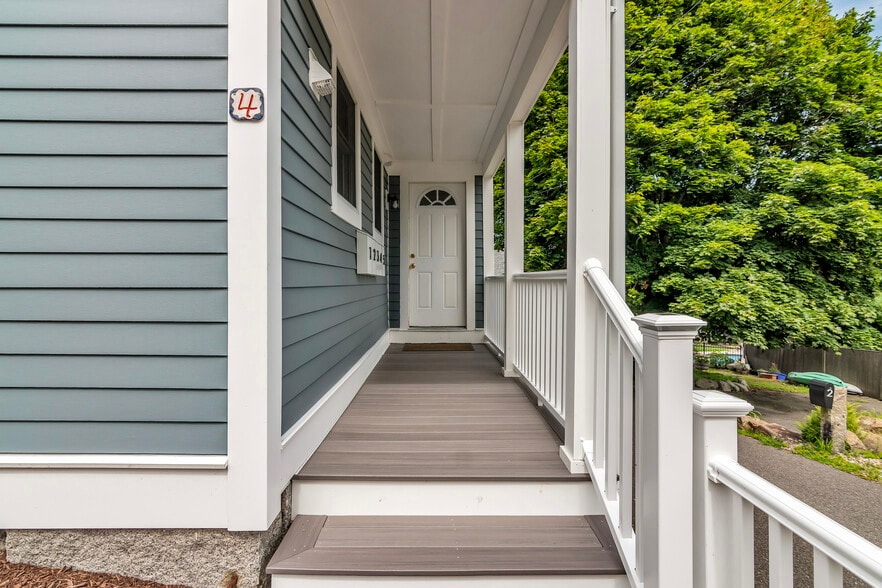 Just a few steps to single level living - 4 Pleasant St