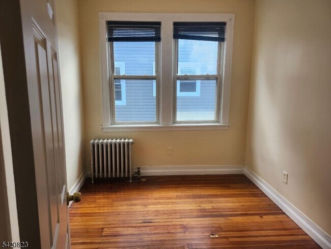 Building Photo - 313 Leslie St