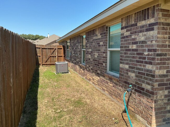 Building Photo - Charming 3 bedroom 2 bath duplex in desira...