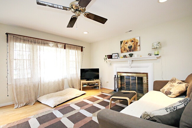 Building Photo - Pet Friendly, One Level Living in Johnson ...