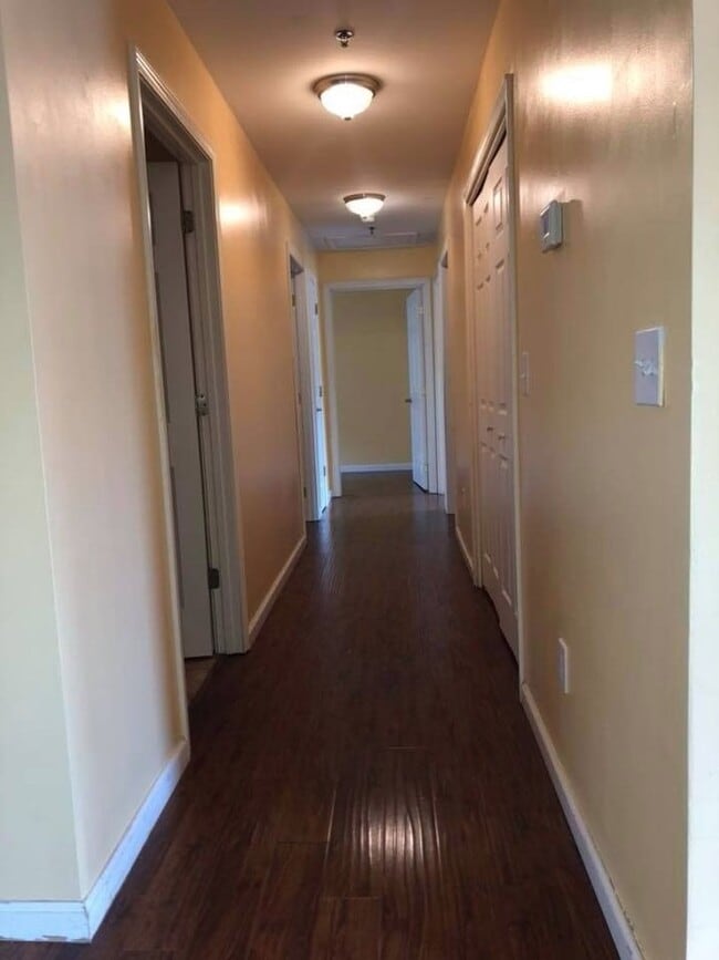 Building Photo - 3 Bedroom 2 Bathroom Garden Apartment Blocks From Penn West