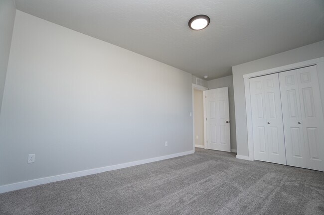 Building Photo - 1218 W Bass River Dr