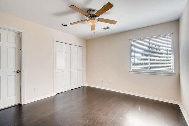 Building Photo - 400 Canyon Rim Dr