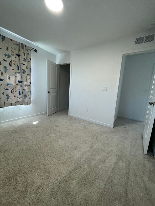 Building Photo - 3 Bedroom 2 Bath Home Available 4/1