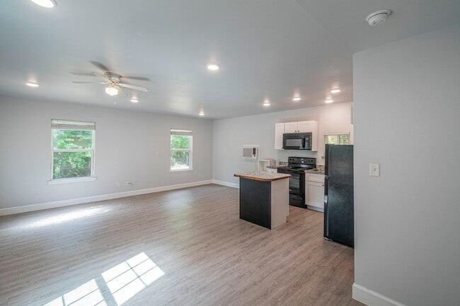 Building Photo - 11579 Persimmon St