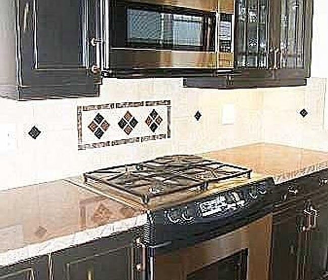 Building Photo - Don't miss this gem on Bend's West Side!