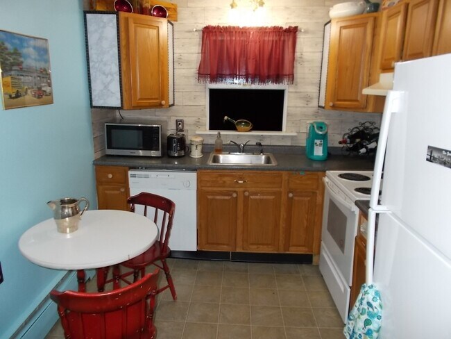 Building Photo - 628 Center St