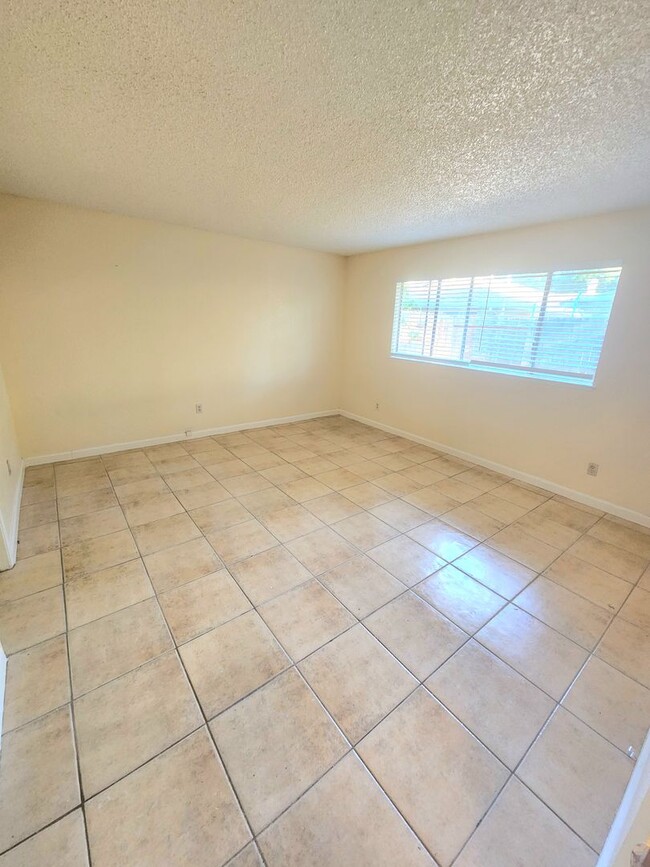 Building Photo - 4921-4923 Saddlerock Way