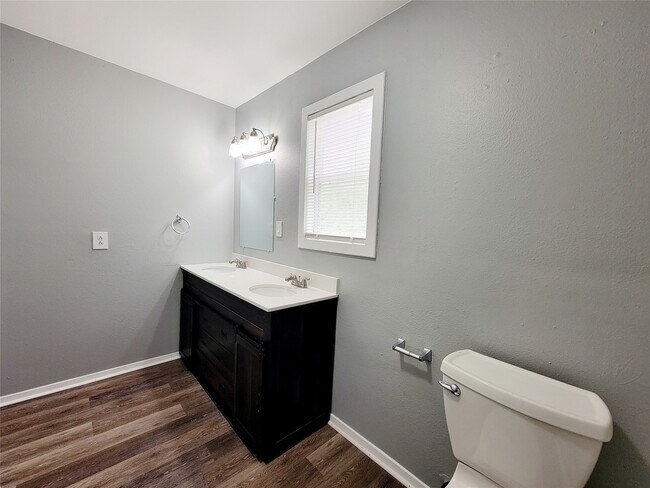 Building Photo - 15590 Magnolia Park