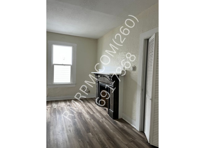 Building Photo - 36 1/2 N Lafontaine St