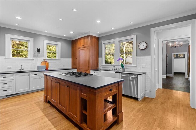 Building Photo - 979 Springdale Rd NE