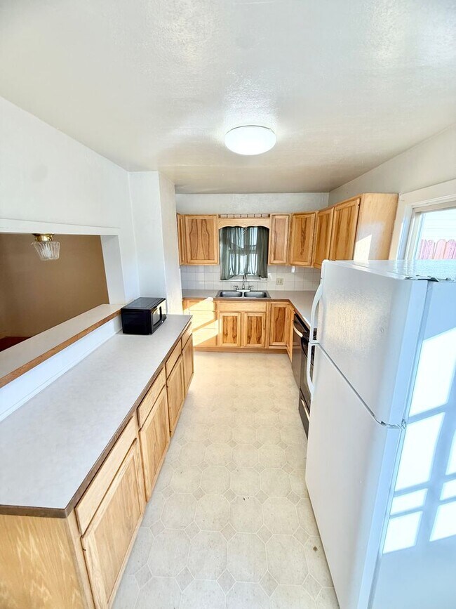 Building Photo - Move in ready home on S Park