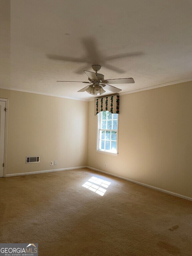 Building Photo - 807 Piney Woods Dr
