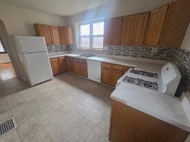 Building Photo - 3147 Evergreen Ave