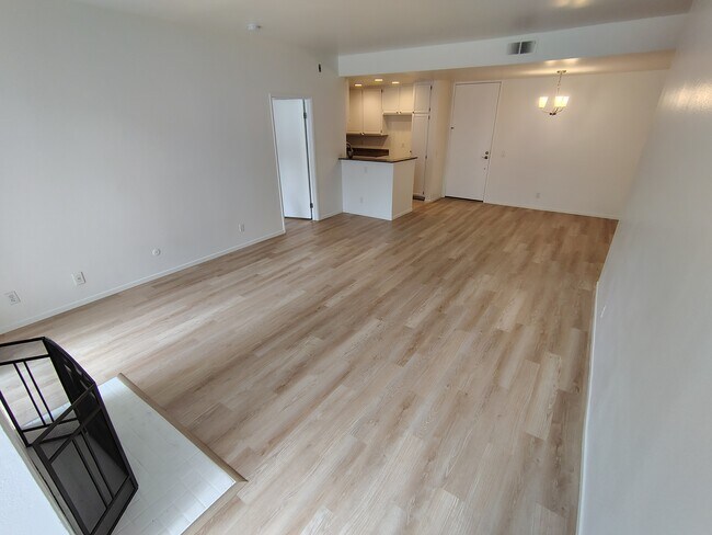 Building Photo - 10861 Moorpark St