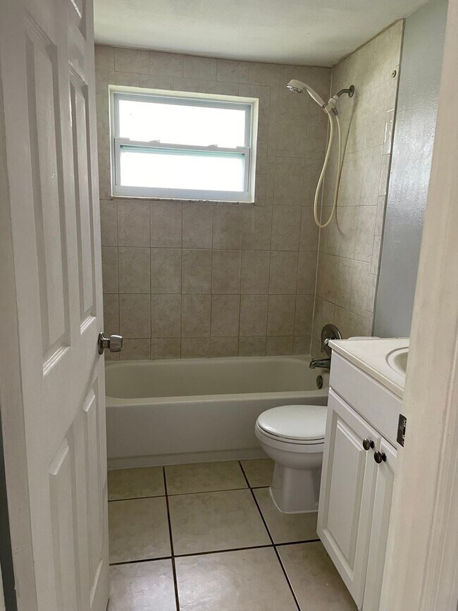 Building Photo - 2/1 Close to Downtown New Port Richey