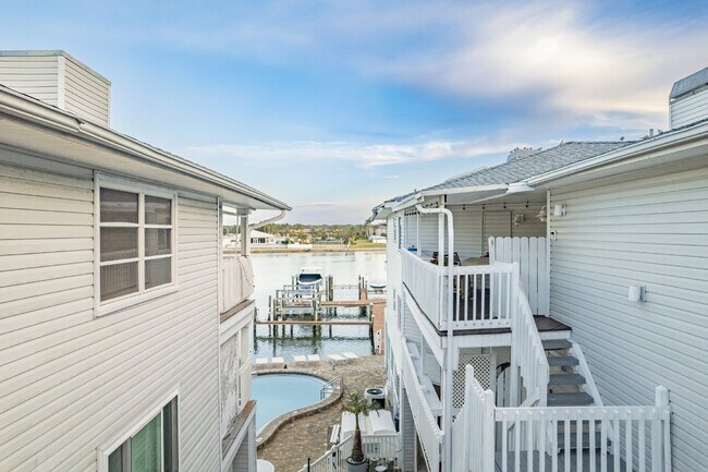 Building Photo - Gorgeous 2/2 condo at Indian Shores
