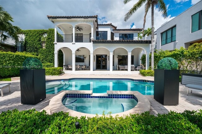 Building Photo - 500 Coconut Isle Dr