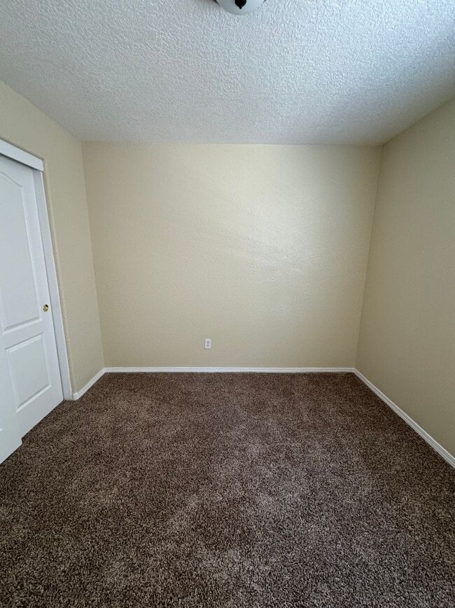 Building Photo - 3 bed 2 bath home