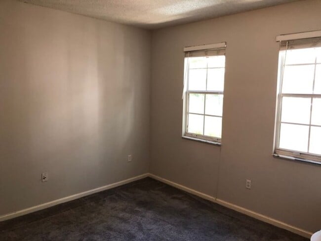 Building Photo - Beautiful 1/1 condo with great amenities