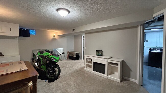 Building Photo - 3 Bedroom 1.5 bath House