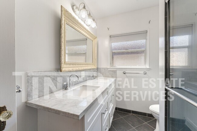 Building Photo - 657 40th St